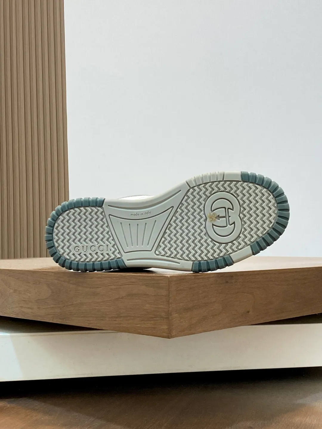 Men's Shoes 💰660 𝐆𝐮𝐜𝐜𝐢 𝐑𝐞-𝐖𝐞𝐛 As the first sneaker created by Sabato De Sarno for Gucci, the Re-Web series reinterprets the brand's classic stripes and sets off the modern silhouette design with bold and unique details. These shoes are crafted from white leather. This new sneaker is ingeniously decorated with many of the brand's classic details, and is equipped with a bright red and green webbing tongue, which will make people fall in love at first sight. White leather treated with a special process for softness and luster, with an embossed grainy texture. Script Gucci logo and interlocking G web label with Interlocking G and script Gucci logo. Rubber outsole with interlocking G detail eyelets. Web tongue. Size: 39-44 (customized for sizes 38 and 45)